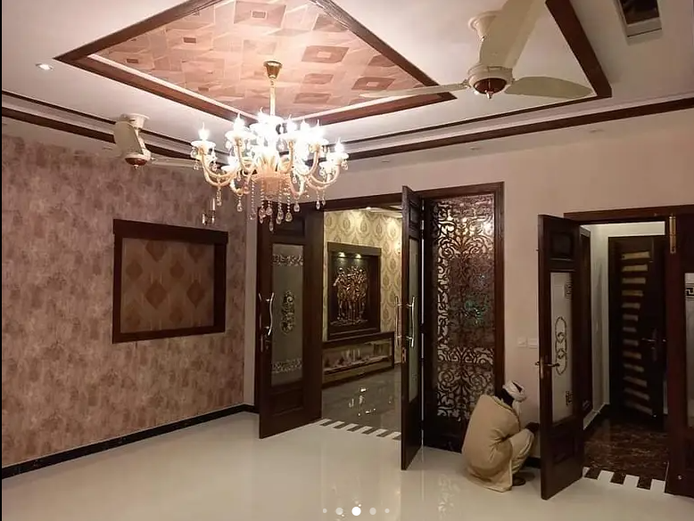 10 Marla Beautiful House For Sale in Jasmine Block Bahria Town Lahore
