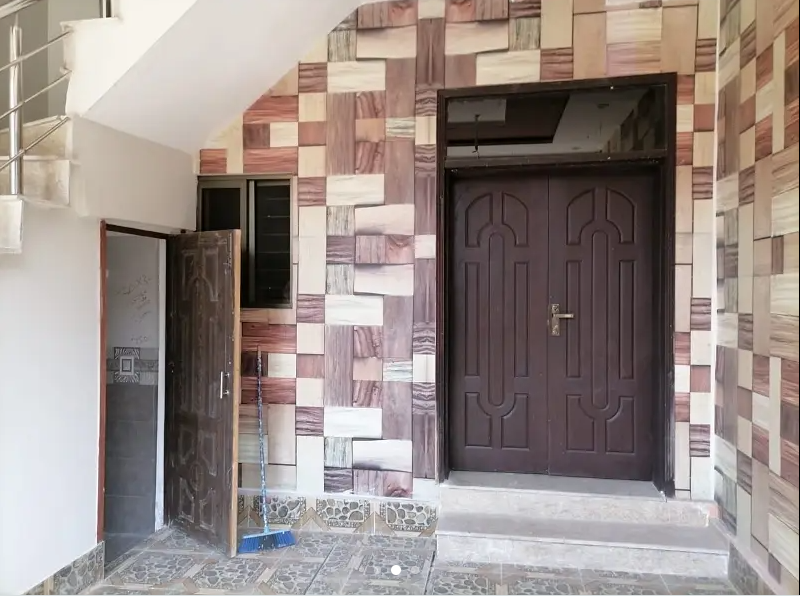 5 Marla Spacious House Is Available In College Road Near Ameer Chowk